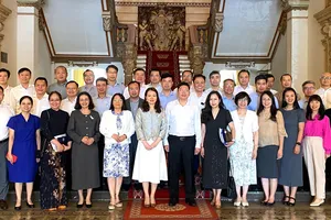 Lãnh đạo TPHCM và đoàn Trưởng các Cơ quan đại diện Việt Nam ở nước ngoài chụp ảnh lưu niệm. Ảnh : XUÂN HẠNH