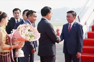 Lễ đón Thường trực Ban Bí thư Trần Cẩm Tú và Đoàn đại biểu cấp cao Việt Nam tại sân bay quốc tế Wattay, thủ đô Vientiane. Ảnh: TTXVN