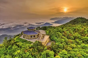 Vọng Hải Đài - điểm cao nhất tại Vườn quốc gia Bạch Mã.