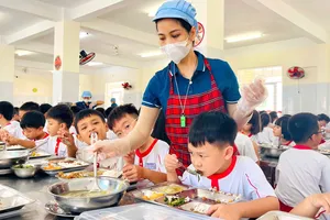 Một bữa ăn bán trú của học sinh Trường Tiểu học Quang Trung, phường Tam Thắng, TPHCM. Ảnh: KHÁNH CHI
