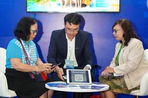 Nhân viên Sacombank hướng dẫn khách hàng trải nghiệm giao dịch số. Ảnh: MINH HUY