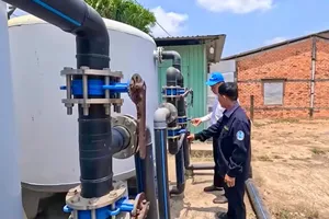 Đơn vị cấp nước tỉnh Đồng Tháp vận hành nhà máy nước. Ảnh: NGỌC PHÚC