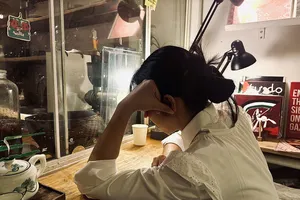 Chạy theo nhịp sống hối hả, tìm kiếm thành công khiến người trẻ dễ rơi vào trạng thái mỏi mệt, căng thẳng kéo dài