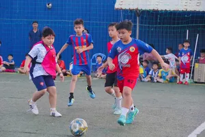 Các cầu thủ nhí của CLB bóng đá học đường VES TPHCM thi đấu nội bộ
