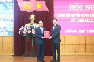 Ủy viên Bộ Chính trị, Bí thư Trung ương Đảng, Trưởng Ban Tổ chức Trung ương Nguyễn Duy Ngọc trao quyết định và chúc mừng Thượng tướng Lê Đức Thái, Ủy viên Trung ương Đảng, Bí thư Tỉnh ủy Thanh Hóa nhiệm kỳ 2025-2030 