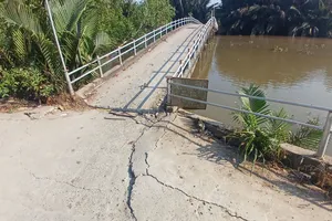 Đoạn đường nối với cầu dân sinh qua sông Cần Đước bị hư hỏng, tiềm ẩn nguy cơ đổ sập