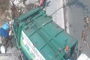 Đổ trộm rác, người vi phạm bị buộc dọn sạch bãi rác