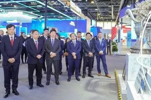 Đồng chí Nguyễn Duy Ngọc và Đoàn công tác tham quan khu trưng bày, nghe giới thiệu về quá trình hình thành, phát triển của Trung Quan Thôn và một số thành tựu nổi bật trong lĩnh vực khoa học, công nghệ, đổi mới sáng tạo của Bắc Kinh. Ảnh: TTXVN