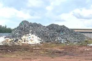 Cơ quan CSĐT Công an tỉnh Đồng Nai thi hành lệnh bắt bị can Phan Văn Lợi để tạm giam. Ảnh: CATĐN