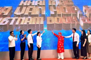 Các đại biểu cùng thực hiện nghi thức khai mạc Ngày Sách và Văn hóa đọc Việt Nam lần 5 năm 2026. Ảnh: HỒ SƠN