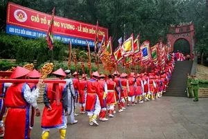 Lễ dâng hương tưởng nhớ các Vua Hùng tại Đền Hùng. Ảnh: LÃ ANH