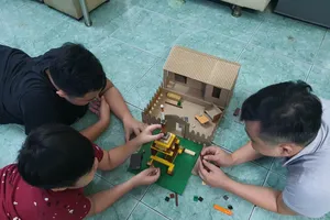 Dành thời gian chơi đùa với các con để góp phần nuôi dưỡng tình cảm gia đình. Ảnh: THU HƯỜNG