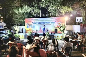 Không gian sinh hoạt và giao lưu biểu diễn của CLB Đờn ca tài tử phường Bình Thạnh trong khuôn viên Nhà truyền thống phường