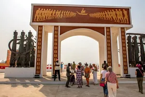 Một di tích buôn bán nô lệ ở Benin thu hút nhiều du khách. Ảnh: HOBET