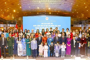 Chủ tịch Quốc hội Trần Thanh Mẫn và phu nhân với cán bộ nhân viên Đại sứ quán và cộng đồng người Việt Nam tại Thổ Nhĩ Kỳ. Ảnh: TTXVN