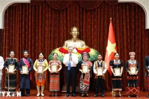 Tổng Bí thư, Chủ tịch nước Tô Lâm tặng chân dung Chủ tịch Hồ Chí Minh cho các già làng, trưởng bản, nghệ nhân, người có uy tín tiêu biểu toàn quốc. Ảnh: TTXVN