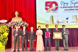 Công ty in Báo Nhân Dân tại TPHCM đón nhận Huân chương Lao động hạng Ba