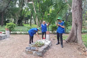 Các cộng tác viên của dự án bám thực địa nhiều ngày để đo đạc. Ảnh: Trung tâm CĐS