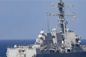 Tàu USS Spruance của Mỹ tham gia kiểm soát tàu Iran trên vùng biển Arab. Ảnh: Financial Express