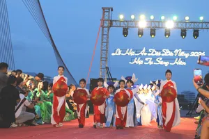 Bộ sưu tập “Những cánh chim hòa bình” của nhà thiết kế Nhật Thực tại đêm bế mạc