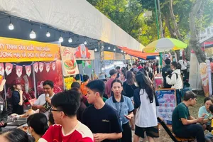 Khách đổ về công viên Lê Văn Tám vào chiều tối