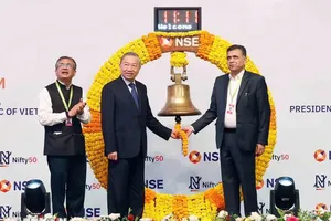 Tổng Bí thư, Chủ tịch nước Tô Lâm rung chuông khai mạc phiên giao dịch tại Sàn Giao dịch Chứng khoán Quốc gia Ấn Độ (NSE). Ảnh: TTXVN 