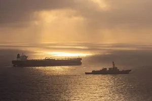 Tàu khu trục mang tên lửa dẫn đường lớp Arleigh Burke USS Rafael Peralta (DDG 115) thực thi lệnh phong tỏa trên biển đối với một tàu treo cờ Iran đang cố gắng tiến về một cảng của Iran. Ảnh : US Navy 