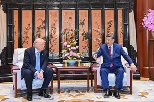 Chủ tịch Trung Quốc Tập Cận Bình và Tổng thống Mỹ Donald Trump trong cuộc gặp tại khu Trung Nam Hải ở Bắc Kinh ngày 15-5. Ảnh: TTXVN 