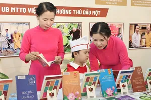 Giáo viên, học sinh tìm hiểu, nghiên cứu tư liệu về Bác Hồ tại Không gian văn hóa Hồ Chí Minh ở chùa Hội Khánh (phường Thủ Dầu Một, TPHCM)