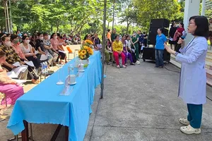 Công nhân Công ty TNHH Việt Nam Samho được bác sĩ tư vấn sức khỏe tại chương trình khám sức khỏe, tầm soát ung thư vào đầu tháng 5