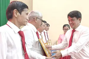 Phường Hòa Lợi trao Huy hiệu Đảng cho các đảng viên lão thành