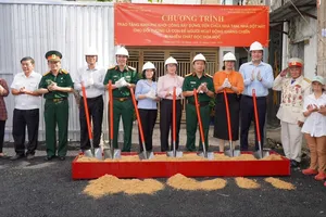 Các đại biểu thực hiện nghi thức khởi công xây dựng, sửa chữa nhà