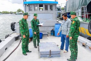 Lực lượng chức năng Hải đoàn Biên phòng 18 tiến hành kiểm tra hàng hóa trên tàu BV-0420-H