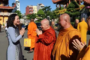 Đồng chí Trương Thị Bích Hạnh cùng các chư tôn đức giáo phẩm tại buổi họp mặt. Ảnh: CẨM NƯƠNG