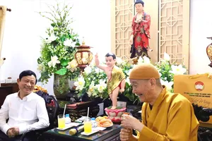 Lãnh đạo TPHCM thăm, chúc mừng Đại lễ Phật đản tại Tổ đình Phổ Quang