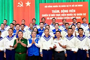 Đồng chí Nguyễn Phước Lộc cùng đoàn đại biểu thăm, động viên chiến sĩ mới tại Lữ đoàn 957