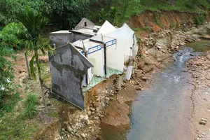 Sông Tả Trạch bồi lấp, nhà người dân lung lay