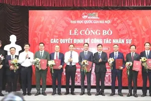 Giám đốc Đại học Quốc gia Hà Nội Bùi Thế Duy trao các quyết định bổ nhiệm, điều động và bổ nhiệm cho các nhân sự lãnh đạo, quản lý của các đơn vị thành viên. Ảnh: VNU