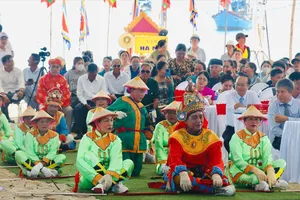 Biểu diễn nghệ thuật hô hát Bả trạo đặc trưng miền biển trong không gian lễ hội