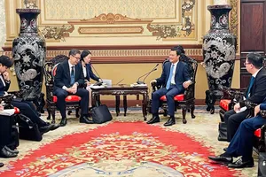 Phó Chủ tịch UBND Thành phố Bùi Xuân Cường tiếp Phó Chủ tịch cấp cao Cơ quan Hợp tác Quốc tế Nhật Bản (JICA). Ảnh: PHƯƠNG NAM 