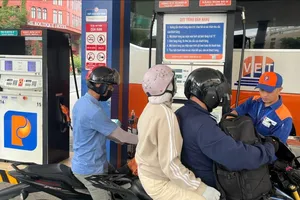 Khách đổ xăng sinh học E10 tại cửa hàng Petrolimex, phường Bến Thành, TPHCM. Ảnh: THI HỒNG