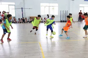 Các học sinh Trường Tiểu học Nhị Xuân tham gia giải đấu bóng đá do nhà trường tổ chức. ẢNH: DŨNG PHƯƠNG
