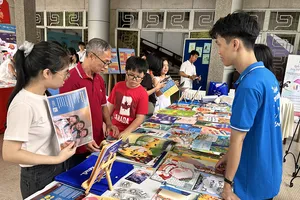 Bạn đọc tìm hiểu các ấn phẩm tại lễ hội Sách tranh thiếu nhi Việt Nam năm 2026