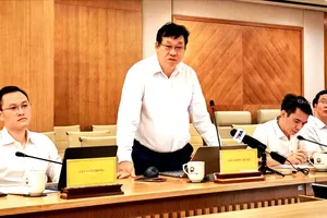 Ông Trần Lê Hồng trao đổi tại cuộc họp báo. Ảnh: TRẦN BÌNH