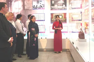 Các đại biểu tham quan triển lãm Những tấm gương bình dị mà cao quý năm 2026. Ảnh: THU HÀ