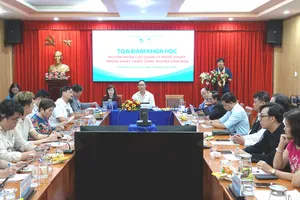Tiến sĩ - NSƯT - đạo diễn Hoàng Duẩn báo cáo đề dẫn tọa đàm "Nguồn nhân lực quản lý nghệ thuật trong phát triển công nghiệp văn hóa". Ảnh: THÚY BÌNH 
