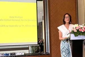 Bà Kate Wallace, Tổng Lãnh sự Australia tại TPHCM phát biểu tại buổi khai mạc chương trình.