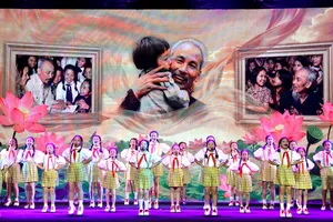 Một tiết mục văn nghệ trong chương trình. Ảnh: DŨNG PHƯƠNG
