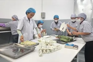 Nhân viên của Công ty TNHH OCA Việt Nhật (xã Bình Giã) trong xưởng chế biến chocolate