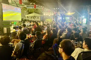 Người dân lựa chọn quán cà phê để theo dõi các trận đấu World Cup. Ảnh: DŨNG PHƯƠNG